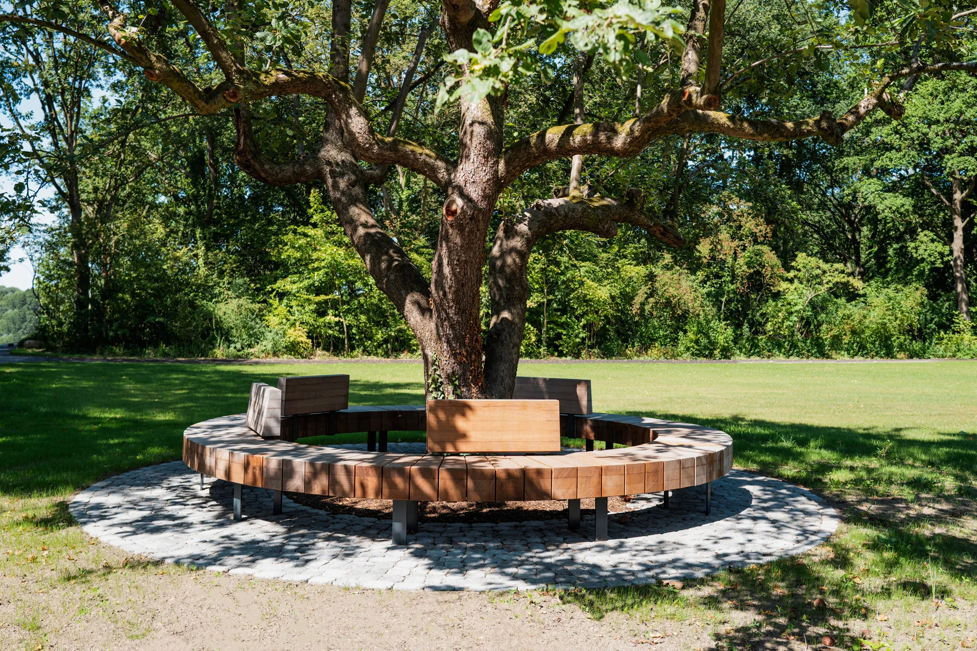 Moderne Parkgestaltung durch ressourcenschonendes, hochwertiges Stadtmobiliar
