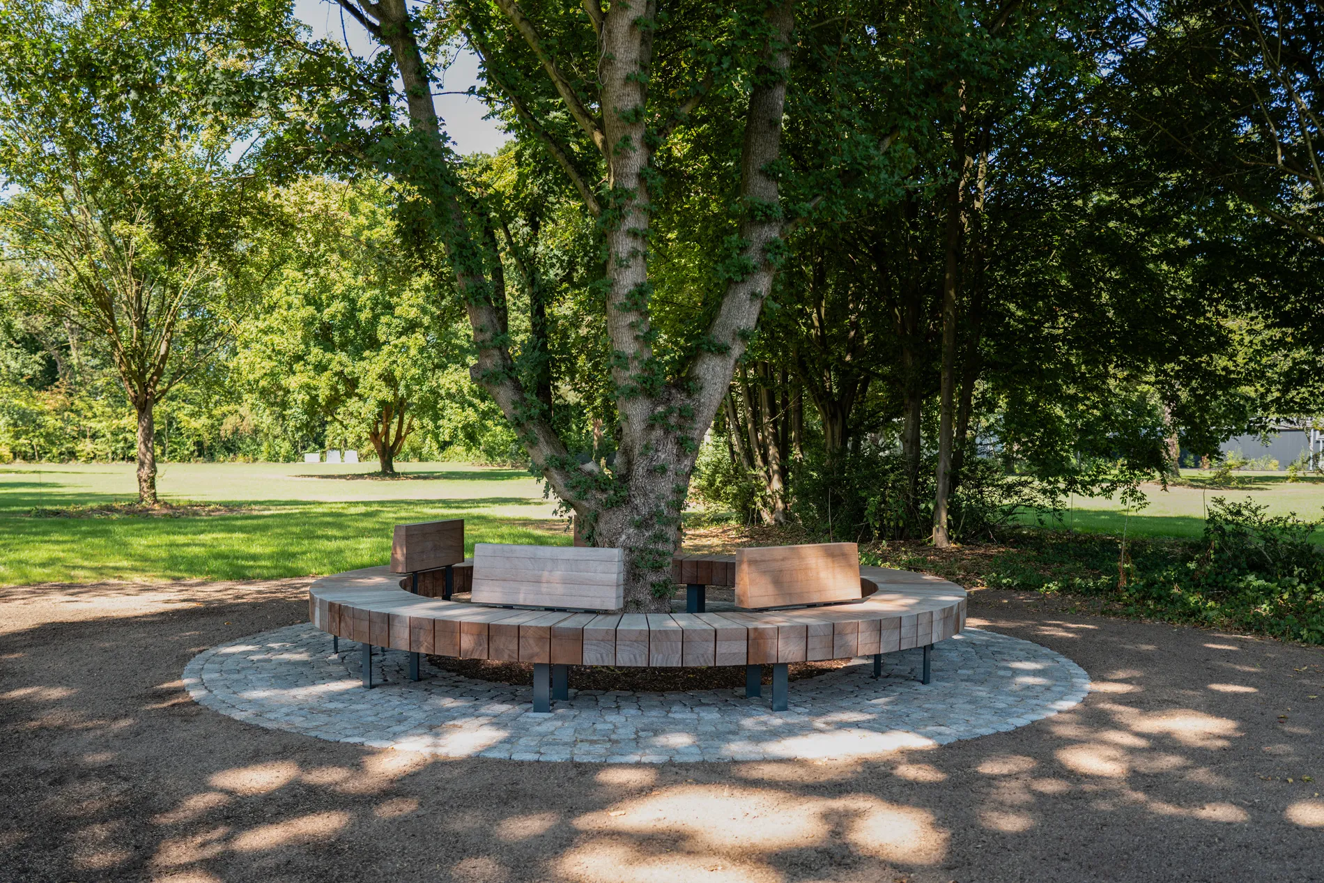 Moderne Parkgestaltung durch ressourcenschonendes, hochwertiges Stadtmobiliar