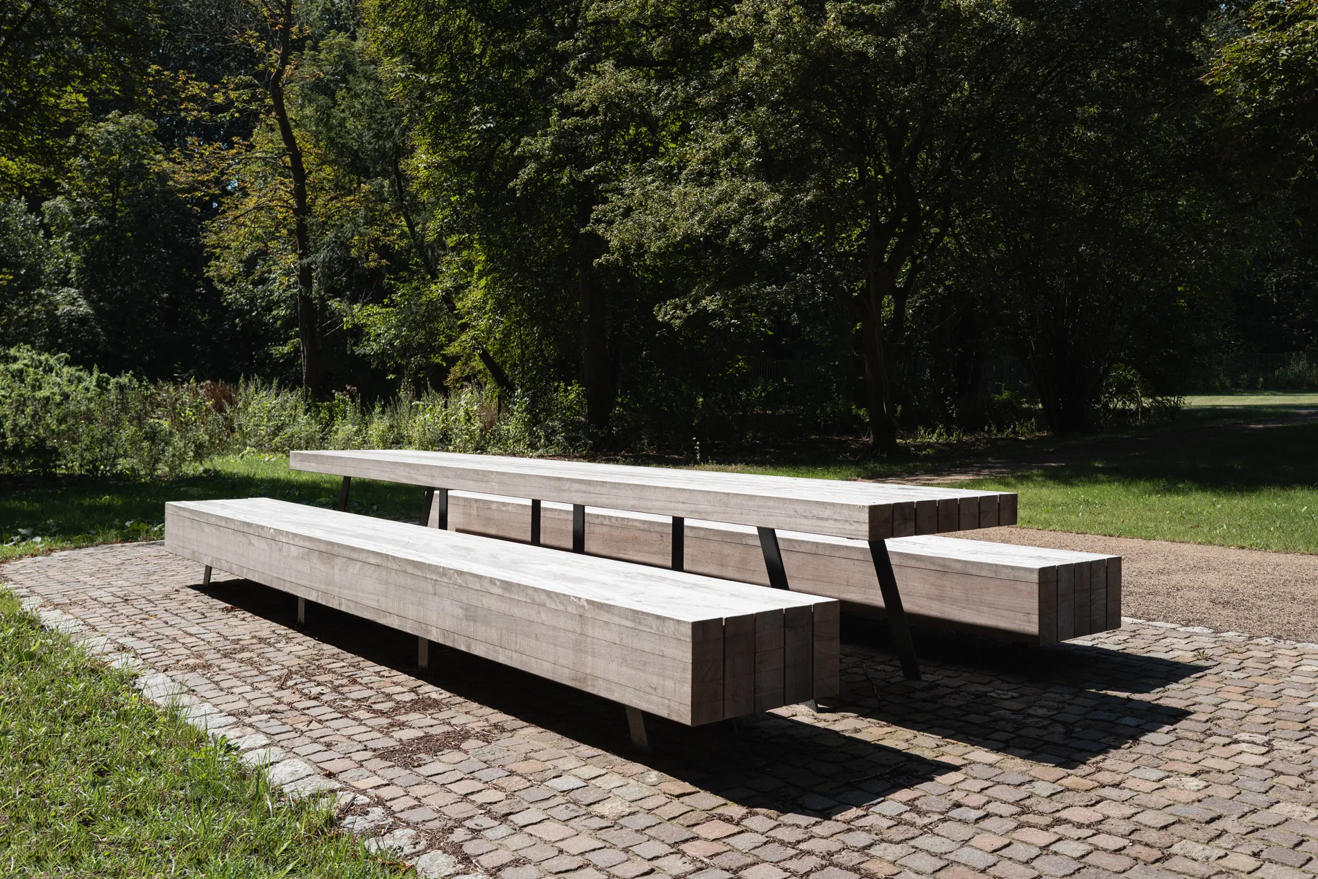 Moderne Parkgestaltung durch ressourcenschonendes, hochwertiges Stadtmobiliar