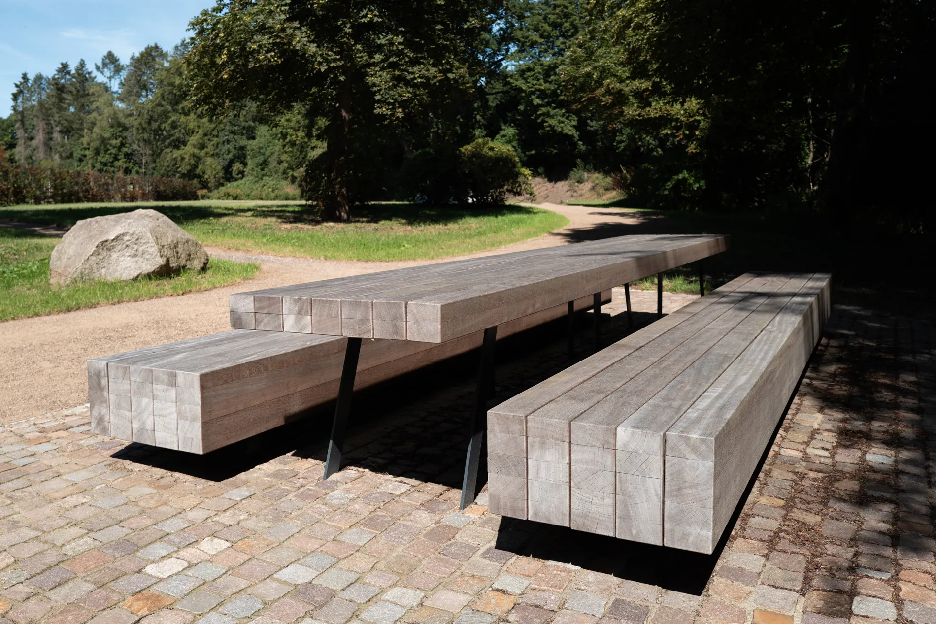 Moderne Parkgestaltung durch ressourcenschonendes, hochwertiges Stadtmobiliar